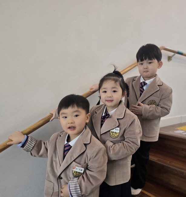 바르게 계단을 내려가요.